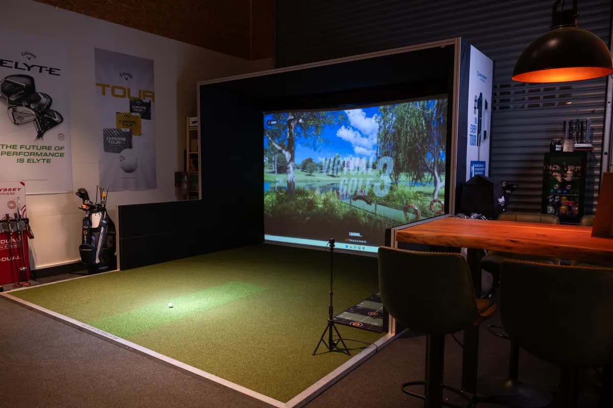 BirdieZone mit TrackMan-Simulator, Abschlagmatte und Sitzbereich