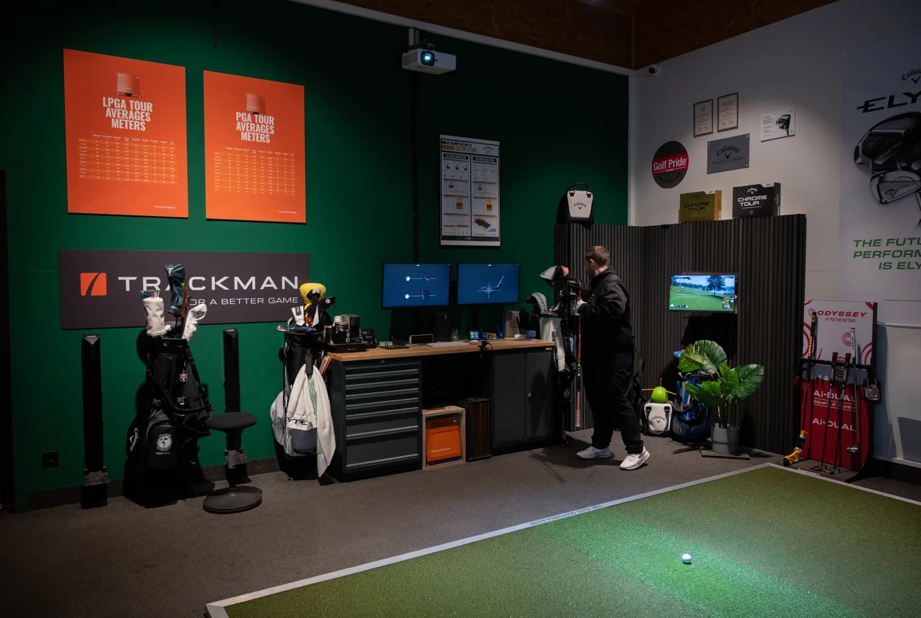 Schlägerauswahl am Fitting-Arbeitsplatz im MB Clubs Studio